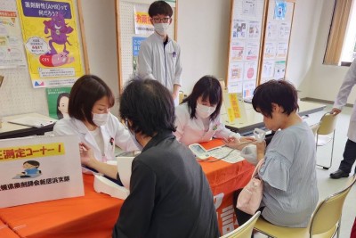 薬剤師会ブースでお客様の対応をしている画像